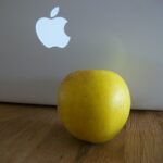 Apple vs Apple : image of Macbook and a Granny Smith apple